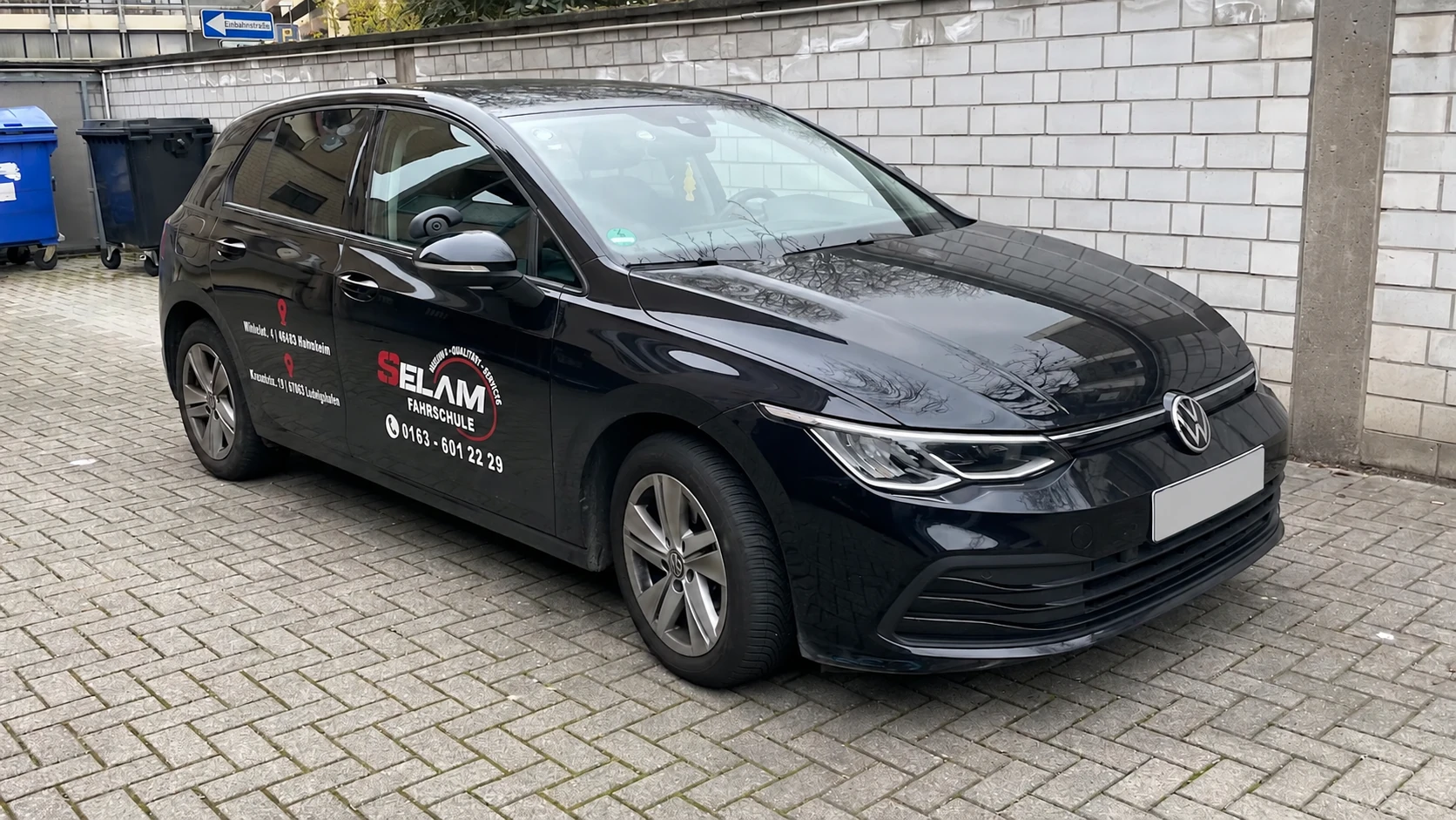 Schwarzer VW Golf 8 mit originaler SELAM-Fahrschulbeschriftung